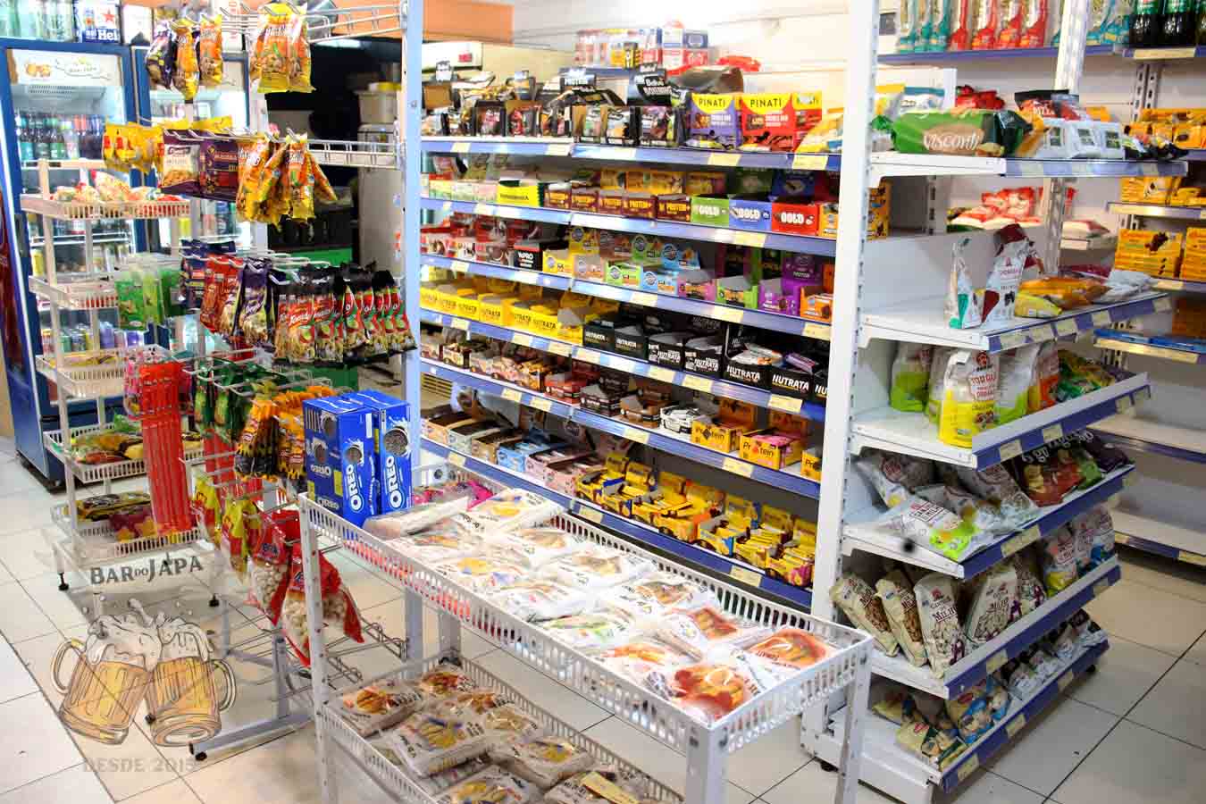 Prateleiras da bomboniere com doces e snacks