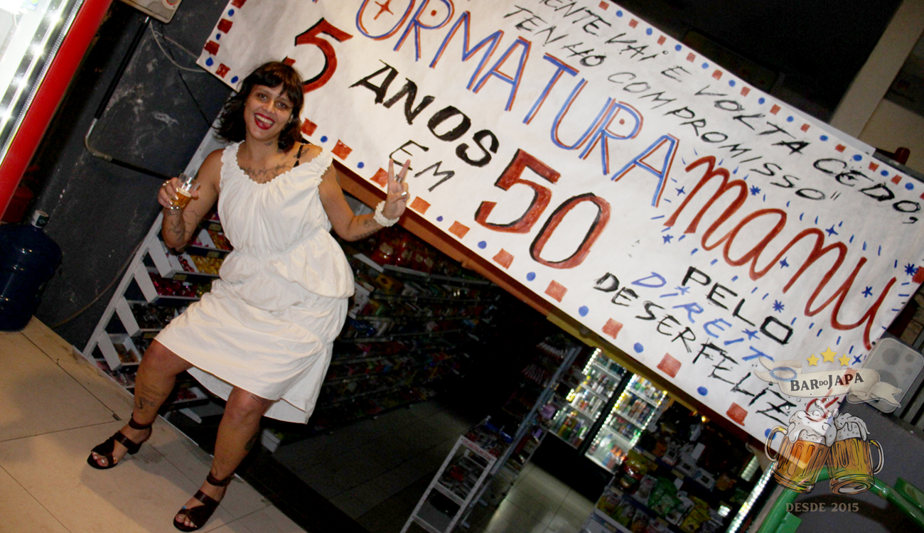 Drinks e cervejas no balcão do Bar do Japa